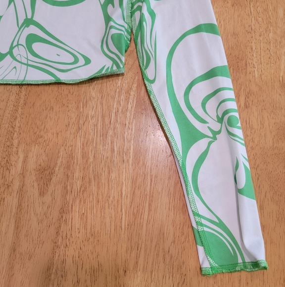 NWOT White and green long sleeve crop top - Picture 2 of 6